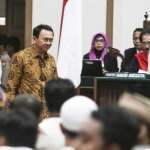 Gubernur DKI Jakarta non-aktif Basuki Tjahaja Purnama atau Ahok saat memasuki ruang sidang saat menjalani persidangan lanjutan atas kasusnya di Auditorium Kementerian Pertanian, Jakarta, Selasa (3/1). foto: merdeka.com