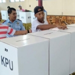 Kalapas Klas IIA Pamekasan M. Hanafi ikut mengawasi pencoblosan surat suara pemilu 2019 bagi warga binaannya.