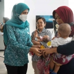 Ketua TP PKK Kota Kediri, Ferry Silviana Abu Bakar, dengan salah satu pemenang. Foto: Ist