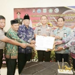 Foto bersama usai penandatanganan MoU antara Pemkab Malang dengan Polres Malang.