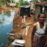 Nenek Jiteng, warga bantaran sungai.