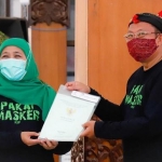 Gubernur Jawa Timur Khofifah Indar Parawansa bersama Bupati Situbondo Dadang Wigiarto dalam acara gowes bersarung di Situbondo, Minggu (25/10/2020).