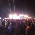 Penonton berdesakan melihat konser yang digelar di Alun-alun Ngawi, Sabtu (28/9) kemarin.