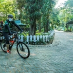 Wali Kota Surabaya Eri Cahyadi bersama Wawali Armuji menggelar Gowes to Zoo, Minggu (21/3).