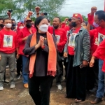 
Ketua DPR RI Puan Maharani di depan simpatisan ketika melakukan kunjungan kerja di Muncar