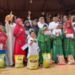 Bacawabup Gresik Triputro Utomo (pakai kopiah dan berkacamata) saat santunan anak yatim di Wagos, Ujungpangkah. Foto: Ist.