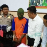 Kasatreskrim Polres Jombang menunjukan pelaku KDRT. foto: RONY S/ BANGSAONLINE