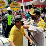 Kapolres Blitar, AKBP Ahmad Fanani Eko Prasetya saat membagikan masker ke pengguna jalan yang melintas di depan RTH Wlingi. (foto: ist).