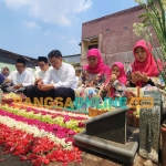 Khofifah bersama putri pertama, Ima Patimasang, putra ketiga, Yusuf Mannagali, dan putra keempat, Ali Mannagalli beserta cucunya, Aisyah Nabila saat berziarah. Foto: Devi Fitri/BANGSAONLINE