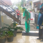 Guna mencegah penyebaran virus Corona, tiap-tiap desa melakukan penyemprotan cairan disinfektan di lingkungannya masing-masing. 