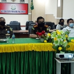 Kajari Nganjuk Nophy Tennophero Suoth didampingi Kasi Datun Boma saat vidcon in house training bersama kejaksaan negeri seluruh Indonesia.