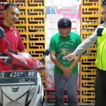 Polisi gadungan saat diamankan polisi beneran beserta barang buktinya.