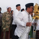 Saksi saat rukyatul hilal menggunakan teleskop di menara pantau Distrik Kawengan, Desa Banyuurip, Kecamatan Senori, Tuban, Minggu (5/5).