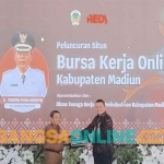 Penyerahan cendera mata oleh Pemkab Madiun kepada PT Redy. Foto: HENDRO SUHARTONO/BANGSAONLINE