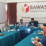 Suasana rapat di Bawaslu Tuban.