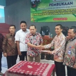 Perjanjian penyelamatan lingkungan hidup melalui 10 sekolah Adiwiyata diteken PT MBI, Dinas Lingkungan Hidup, dan Dinas Pendidikan Kabupaten Mojokerto. foto: YUDI EP/ BANGSAONLINE