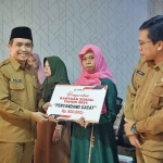 Wakil Wali Kota Pasuruan saat menyerahkan bantuan kepada salah satu KPM.