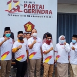 Gus Yani memakai kaus Gerindra didampingi Asluchul Alif bersama para pengurus Gerindra dan anggota Fraksi Gerindra. (foto: SYUHUD/ BANGSAONLINE)