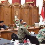 RAKOR: Bupati Sidoarjo Ahmad Muhdlor saat rakor bersama Gubernur Jatim membahas resepsi puncak satu abad NU, Jumat (3/2/2023). Foto: Ist.