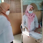 Wabup Bu Min saat sidak di layanan administrasi pencatatan sipil di Kecamatan Dukun. foto: SYUHUD/ BANGSAONLINE