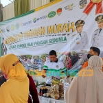 Pembeli saat menyerbu pasar murah yang digelar Pemdes Kedanyang, Kecamatan Kebomas, Gresik. Foto: SYUHUD/BANGSAONLINE