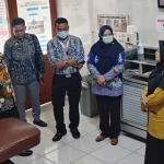 Pj Bupati Sampang Rudi Arifiyanto bersama kadinkes saat melakukan sidak di RSUD dr Mohammad Zyn. Foto: Prokopim Pemkab Sampang.