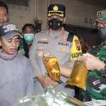 Kapolresta Sidoarjo, Kombes Pol Kusumo Wahyu Bintoro, bersama Dandim 0816/Sidoarjo saat sidak harga minyak goreng curah di pasar tradisional.