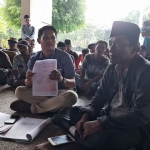 Warga dari Desa Morombuh, Kecamatan Kwanyar, Bangkalan, saat mendatangi kantor bupati.