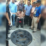 Wali Kota Risma saat melihat langsung kondisi Sumur Jobong Majapahit yang sudah didesain sedemikian rupa oleh Pemkot Surabaya. Foto: YUDI ARIANTO/BANGSAONLINE