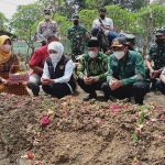 Gubernur Jatim Khofifah Indar Parawansa saat takziah di TPU Desa Sukodono RT 08 RW 02 Kecamatan Sukodono Kabupaten Sidoarjo. foto: DEVI FITRI AFRIYANTI/ BANGSAONLINE