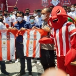 BARU: Jersey home dan jersey away Deltras yang diluncurkan oleh manajemen, di Cafe Labuda, Kavling DPR, Buduran, Minggu (7/11/2021). foto: MUSTAIN/ BANGSAONLINE