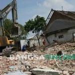 Proses perataan tanah menggunakan alat berat di lahan proyek tol Jombang-Kertosono. foto : RONY SUHARTOMO/ BANGSAONLINE