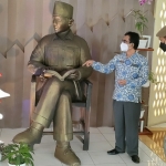 Kepala Dinas Kominfo Kota Kediri Apip Permana didampingi salah satu petugas Satpol PP Kota Kediri saat berada di dekat patung Bung Karno. Foto: Muji Harjita/ BANGSAONLINE.com 