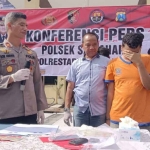 Kapolsek Sawahan, Kompol Domingos De F Ximenes, saat menginterogasi pelaku.