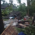 Salah satu bangunan yang ambruk usai diterjang angin kencang. foto: HENDRO SUHARTONO/ BANGSAONLINE