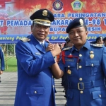 Bupati Sambari HR ketika upacara HUT Damkar di halaman Kantor Pemkab Gresik. foto: SYUHUD/ BANGSAONLINE