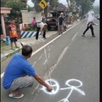 Polisi saat melakukan olah TKP.