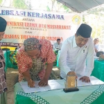 Ketua Forkoum KH. Abdul Khoeir Siraj, S.Ag dan Rektor UTM menandatangani kerja sama pengembangan Bangkalan Selatan yang disaksikan oleh Sekretaris Forkoum Bangsel Drs. Abdul Jalil Talha.