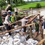 Tanggul tradisional sungai Unut dan Sungai Bogel diperbaiki.