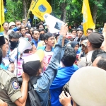 Aksi PMII Bojonegoro saat demo di depan gedung Pemkab.