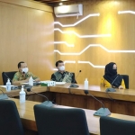 Kepala Dinas Komunikasi dan Informatika Kota Kediri Apip Permana (kiri) dan Kepala Bagian Protokol dan Komunikasi Pimpinan Herwin Zakiyah serta Tim Smart City Kota Kediri saat mengikuti acara dengan join melalui aplikasi Zoom. (foto: ist)