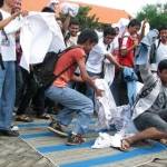 Lulusan SLTA merayakan kelulusan sebelum mereka memutuskan kuliah, kerja atau nganggur. foto: SYUHUD/ BANGSAONLINE