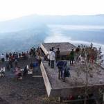 Kawah Gunung Bromo dalam beberapa hari terakhir mengeluarka bau belerang menyengat. Wisatawan pun dilarang naik ke puncak gunung tersebut.