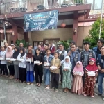 Foto bersama antara MACI, Dinsos P3A Kota Mojokerto, dengan anak yatim penerima santunan.