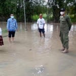 Camat Balongpanggang M. Jusuf Ansyori (dua dari kiri) saat meninjau Desa Banjaragung yang terendam luapan Kali Lamong, Kamis (17/6) kemarin. foto: ist.