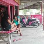 Beberapa wanita yang diduga penjaja cinta di sebuah warung remang-remang di kawasan by pass Saradan. foto: BANGSAONLINE