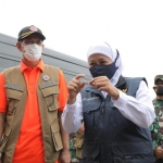 Gubernur Jawa Timur Khofifah Indar Parawansa bersama Kepala Badan Nasional Penanggulangan Bencana (BNPB) Doni Monardo saatmeninjau lokasi dampak bencana erupsi Gunung Semeru, di Lumajang, Jawa Timur,  hari ini, Kamis (3/12/2020). foto: ist/ bangsaonline.com