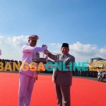 Menteri Pertahanan, Prabowo Subianto, saat menyerahkan miniatur kapal. Foto: DEVI FITRI AFRIYANTI/BANGSAONLINE