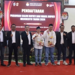 Calon Bupati dan Wakil Bupati Mojokerto, Dr Muhammad Albarraa (Gus Barra) dan dr Muhammad Rizal Octavian yang disingkat Mubarok saat mendaftar di kantor Komisi Pemilihan Umum (KPU) Mojokerto, Rabu (28/8/2024). Foto: bangsaonline