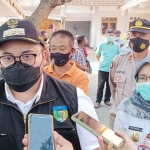 Bupati Kediri Hanindhito Himawan didampingi Wakil Bupati Kediri Dewi Mariya Ulfa, saat memberi keterangan kepada wartawan, usai menggelar acara Jumat Ngopi di Balai Desa Padangan, Kecamatan Kayen Kidul. foto: MUJI HARJITA/ BANGSAONLINE